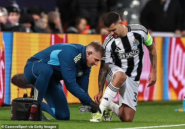 九游娱乐-跟队：吉马良斯出征巴黎，纽卡希望他登场帮助球队锁定前八